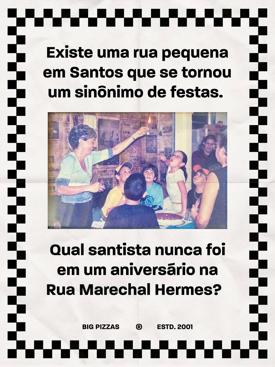Cartaz com borda quadriculada: Existe uma rua pequena em Santos que se tornou um sinônimo de festas. Qual santista nunca foi em um aniversário na Rua Marechal Hermes?